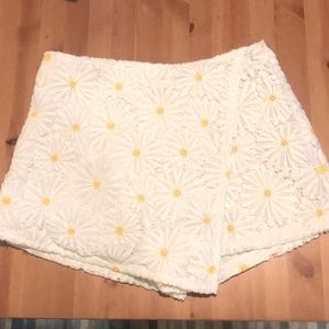 White Daisy Embroidered Skort (Forever 21- M)